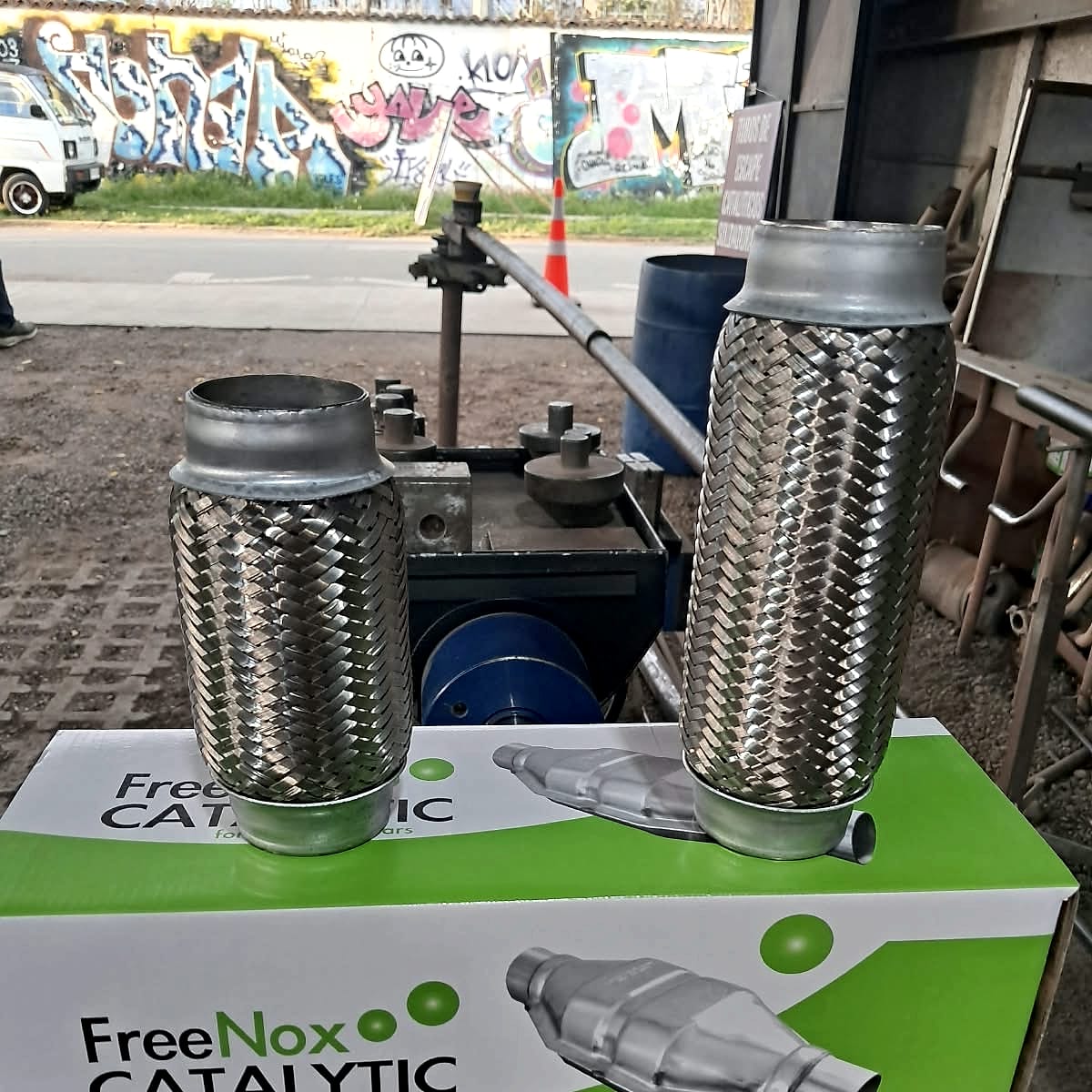 Flexibles de acero trenzado sobre la caja de un catalítico nuevo.