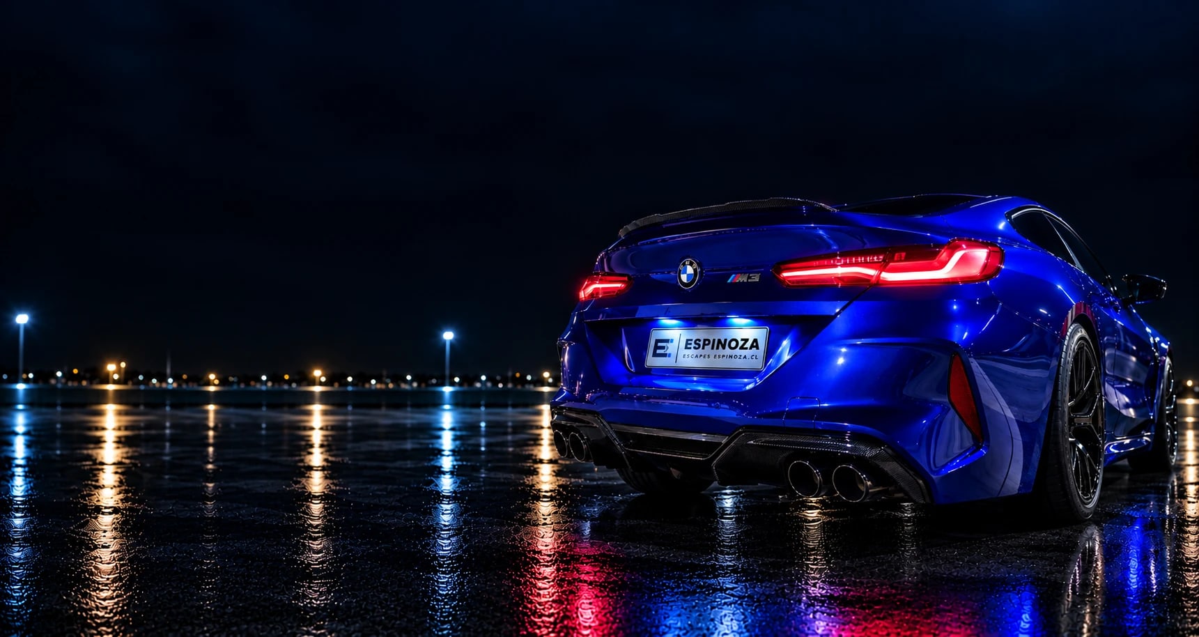 BMW azul visto desde atrás de noche, encendido, con sus colas de escape y la matrícula de Escapes Espinoza.